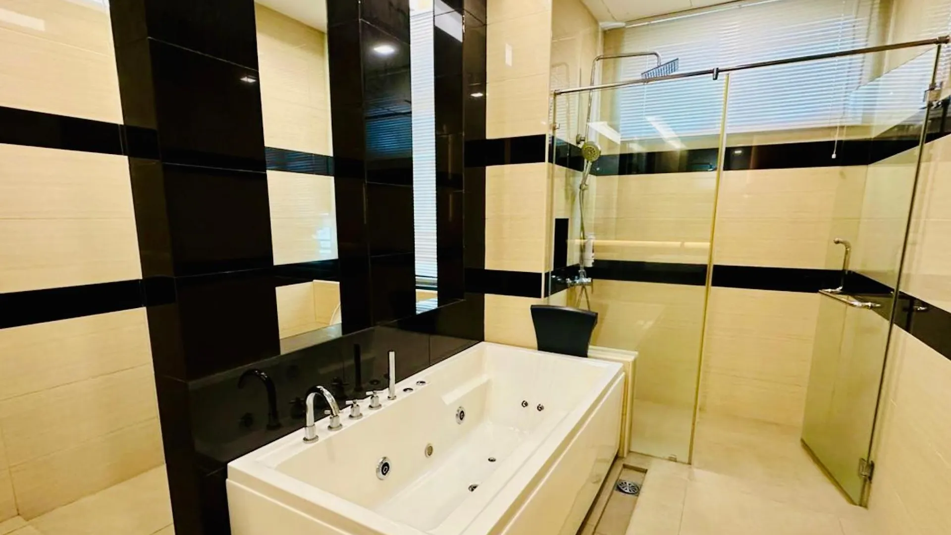 באטו פרינג'י Large Family Villa Beach & Night Market Steps Away 20 Pax