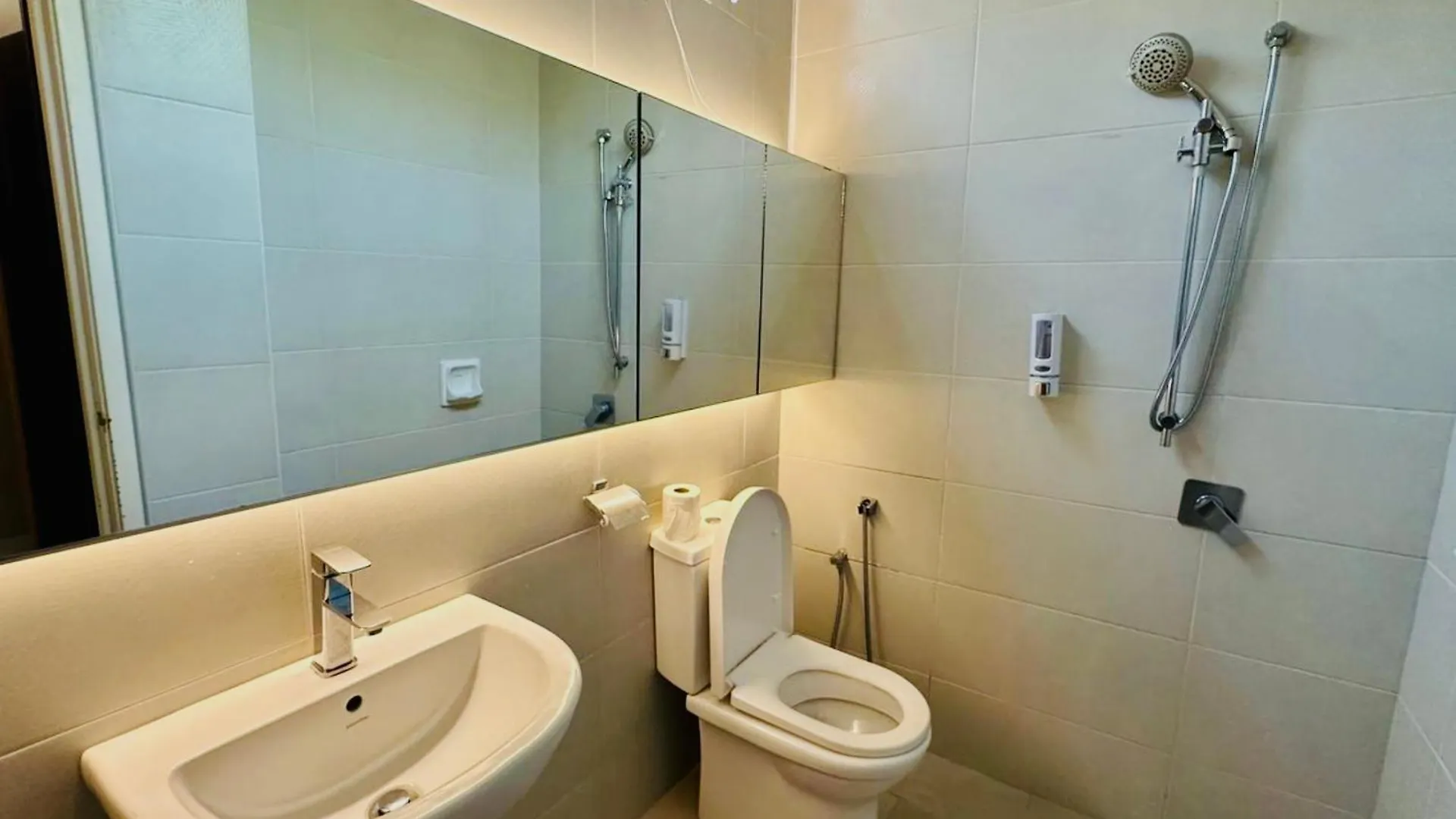 באטו פרינג'י Large Family Villa Beach & Night Market Steps Away 20 Pax