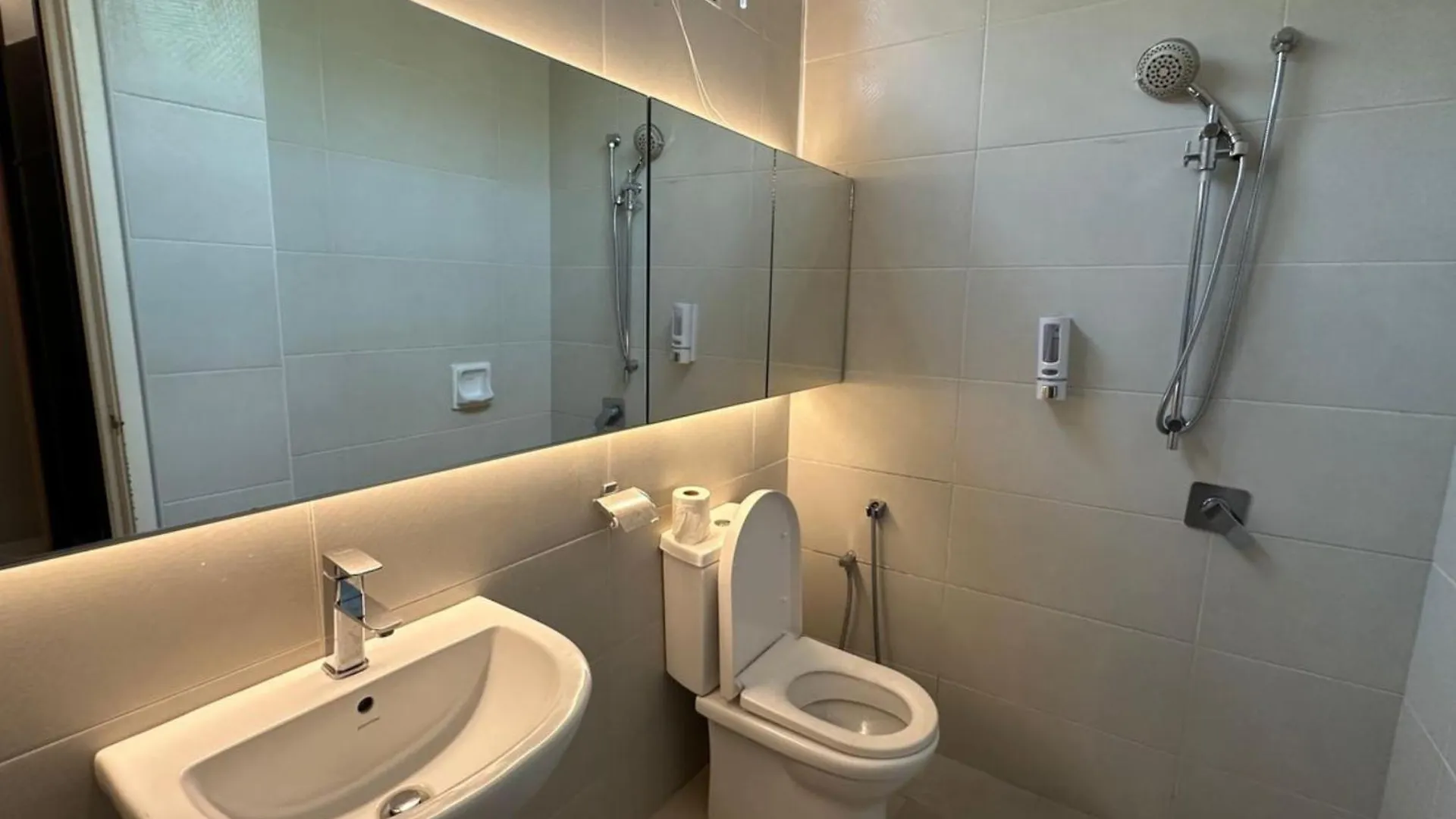 באטו פרינג'י Large Family Villa Beach & Night Market Steps Away 20 Pax